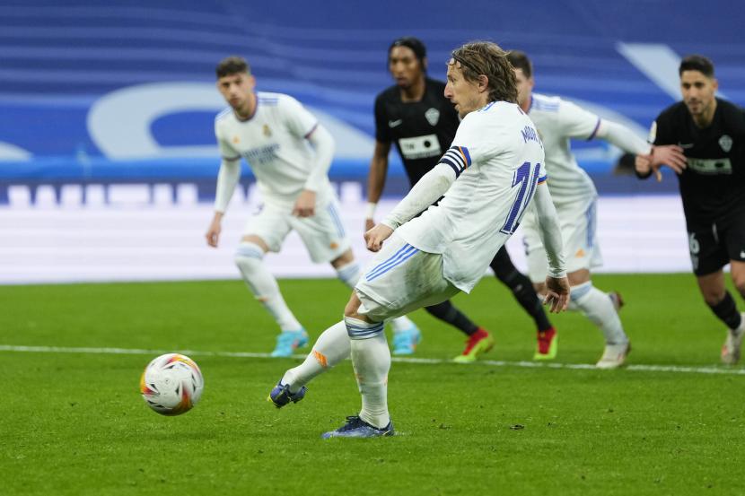 Pemain Real Madrid Luka Modric melakukan tendangan penalti pada pertandingan sepak bola La Liga Spanyol antara Real Madrid dan Elche di stadion Bernabeu di Madrid, Spanyol, Ahad (23/1/2022).