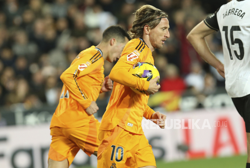 Pemain Real Madrid Luka Modric membawa bola setelah menjebol gawang Valencia dalam pertandingan La Liga Spanyol di Stadion Mestalla, Valencia, Spanyol, Jumat, 3 Januari 2025Sabtu (4/1/2025) dini hari WIB.