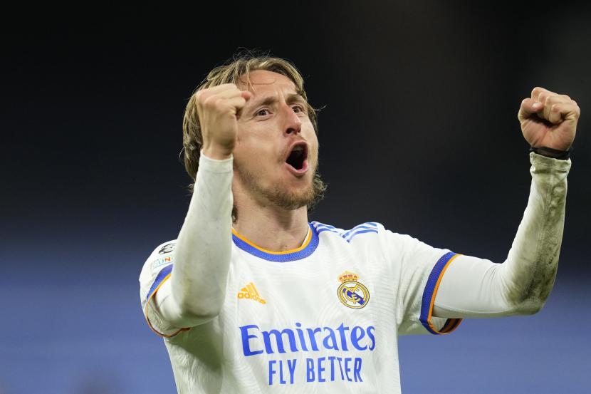 Pemain Real Madrid Luka Modric merayakan kemenangan timnya pada pertandingan leg kedua babak 16 besar Liga Champions antara Real Madrid dan Paris Saint-Germain di stadion Santiago Bernabeu di Madrid, Spanyol, Rabu, 9 Maret 2022.