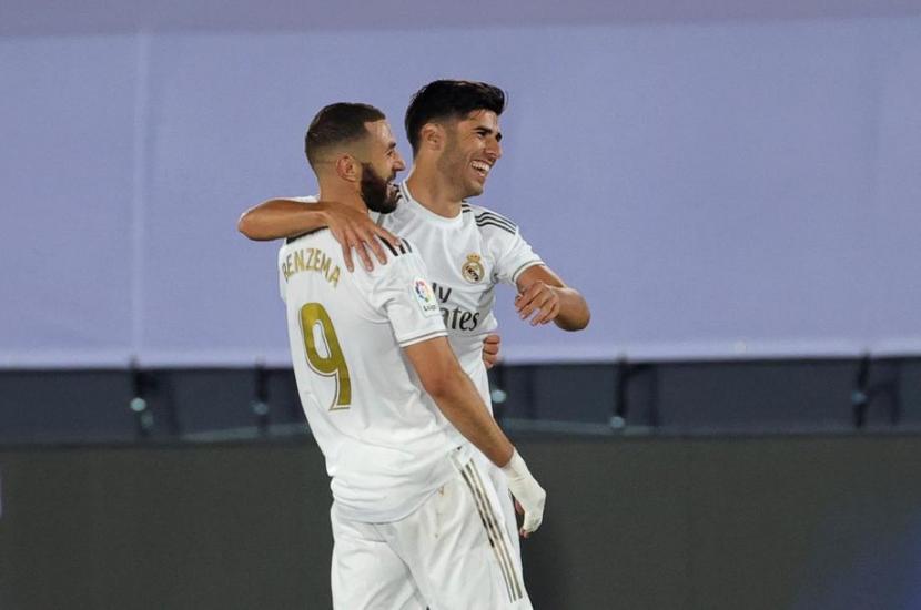 Pemain Real Madrid Marco Asensio (kanan) merayakan gol bersama striker Karim Benzema saat melawan Alaves.