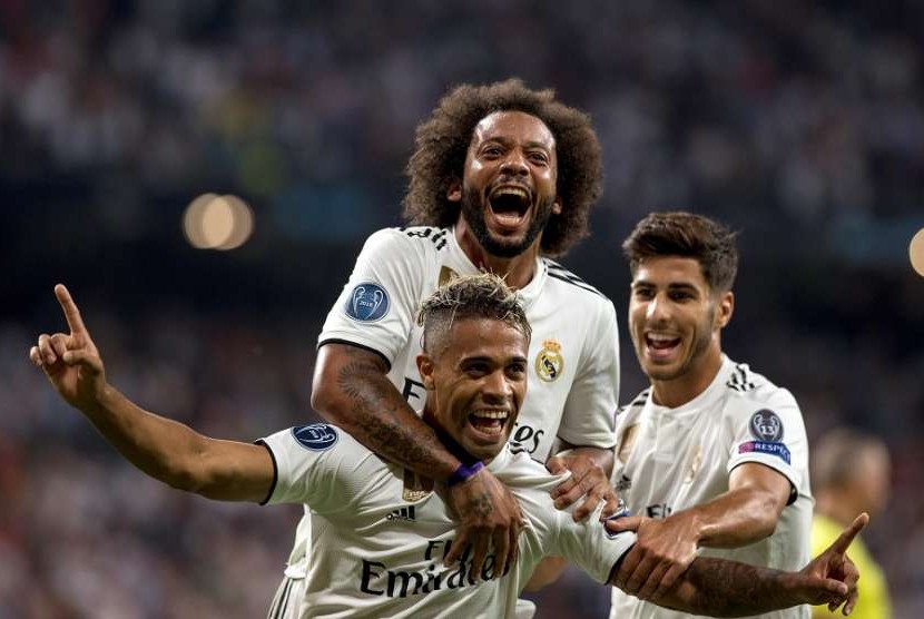 Pemain Real Madrid Mariano (bawah) merayakan golnya bersama Marcelo dan Asensio.