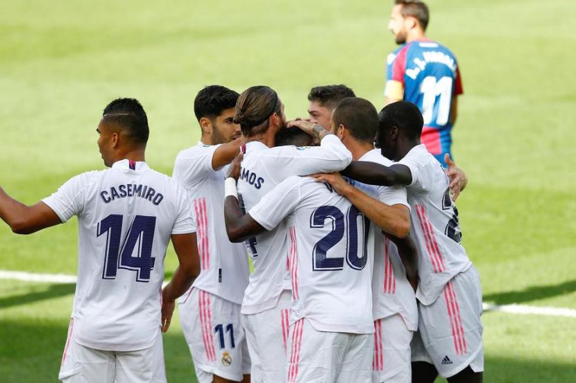 Pemain Real Madrid melakukan selebrasi saat menjebol gawang Levante. Madrid menang 2-0 atas Levante. 