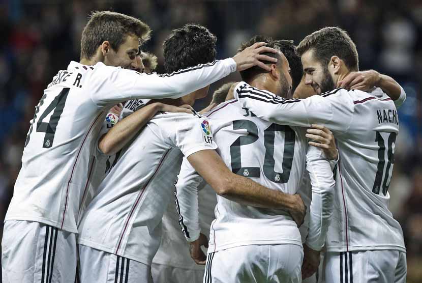 Pemain Real Madrid melakukan selebrasi usai menjebol gawang tim lawan. 