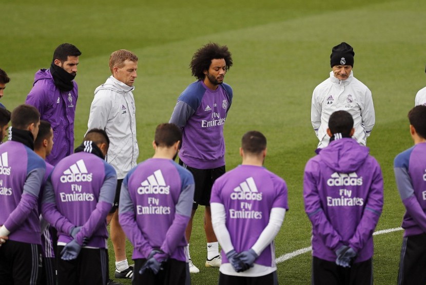 Pemain Real Madrid mengheningkan cipta untuk korban 'tragedi Chapecoense' sebelum latihan di Valdebebas Sports City, Selasa (29/11).