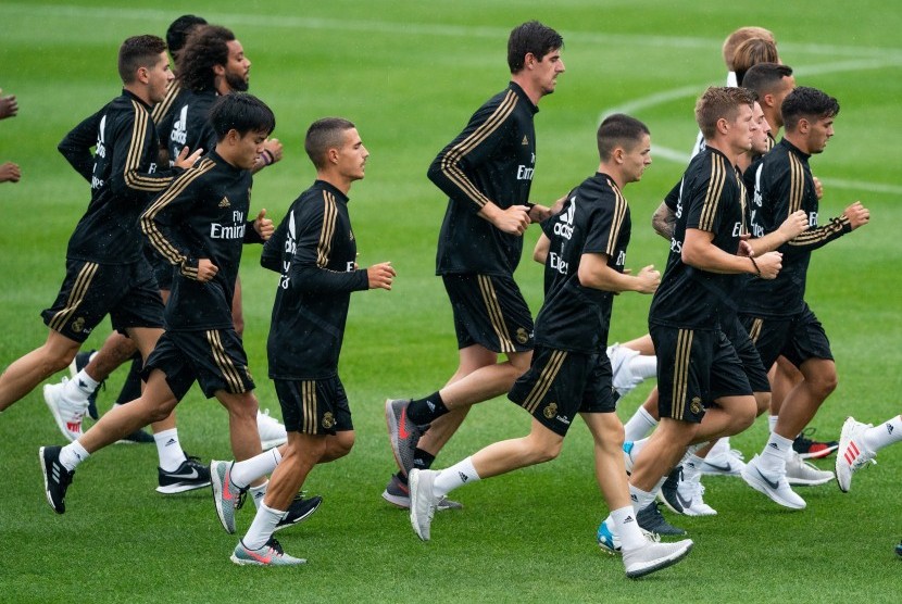 Pemain Real Madrid menjalani sesi latihan.