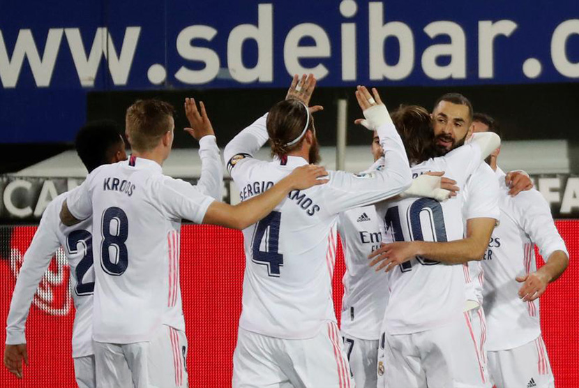 Pemain Real Madrid merayakan gol ke gawang Eibar pada laga di Stadion Municipal de Ipurua, Senin (21/12)