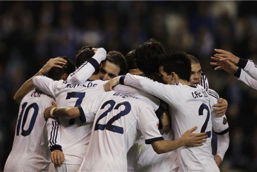   Pemain Real Madrid merayakan gol saat menghadapi Deportivo Coruna di laga La Liga Spanyol di Stadion Riazor, Coruna, Sabtu (23/2).  