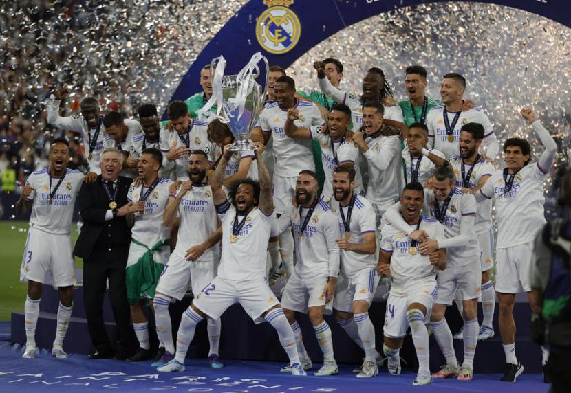 Pemain Real Madrid merayakan keberhasilan menjuarai Liga Champions 2021/2022 usai mengalahkan Liverpool 1-0 di partai final di Stade de France, Paris, pada Sabtu (28/5/2022). 