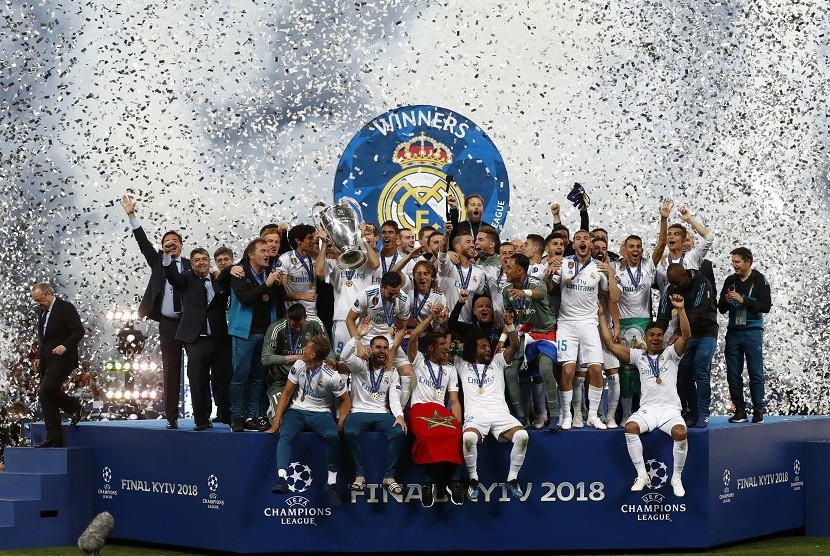  Pemain Real Madrid merayakan kegembiraanya setelah berhasil meraih trofi Liga Champions musim 2017/2018. Real Madrid mengalahkan Liverpool 3-1 di partai final yang berlangsung di Olimpiyskiy Stadium di Kiev, Ukraina, Ahad (27/5) WIB dini hari