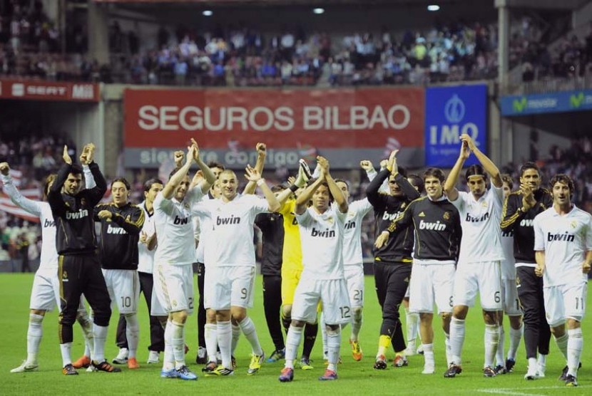  Pemain Real Madrid merayakan kesuksesan timnya meraih gelar La Liga Spanyol ke 32 setelah menundukkan Athletic Bilbao 3-0, Kamis (3/5) dini hari.  (AP Photo/Alvaro Barrientos)