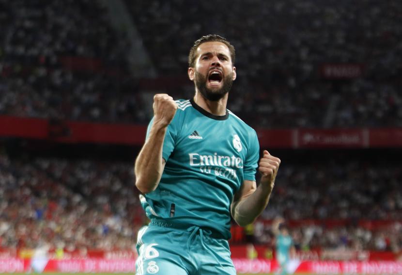 Pemain Real Madrid Nacho merayakan setelah mencetak gol kedua timnya selama pertandingan sepak bola La Liga Spanyol antara Sevilla dan Real Madrid di stadion Ramon Sanchez Pizjuan, di Seville, Spanyol, Ahad, 17 April 2022.