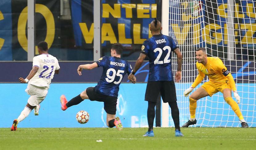 Pemain Real Madrid Rodrygo (kiri) mencetak gol ke gawang Inter Milan.