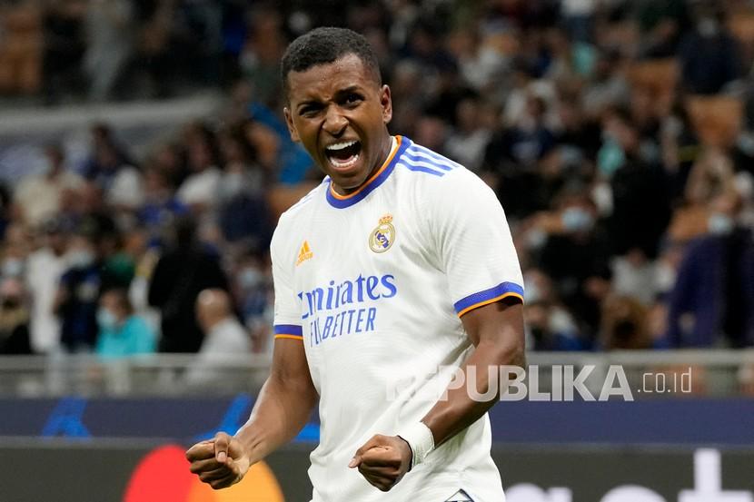  Pemain Real Madrid Rodrygo merayakan mencetak gol pertama timnya pada pertandingan sepak bola grup D Liga Champions antara Inter Milan dan Real Madrid di stadion San Siro di Milan, Italia, Kamis (16/9) dini hari WIB. 