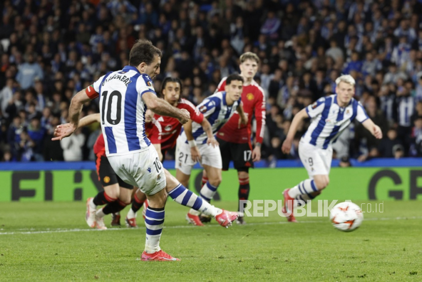 Pemain Real Sociedad Mikel Oyarzabal mencetak gol 1-1 selama pertandingan leg pertama babak 16 besar Liga Europa UEFA antara Real Sociedad dan Manchester United, di San Sebastian, Spanyol, Jumat, 7 Maret 2025 dini hari WIB. 