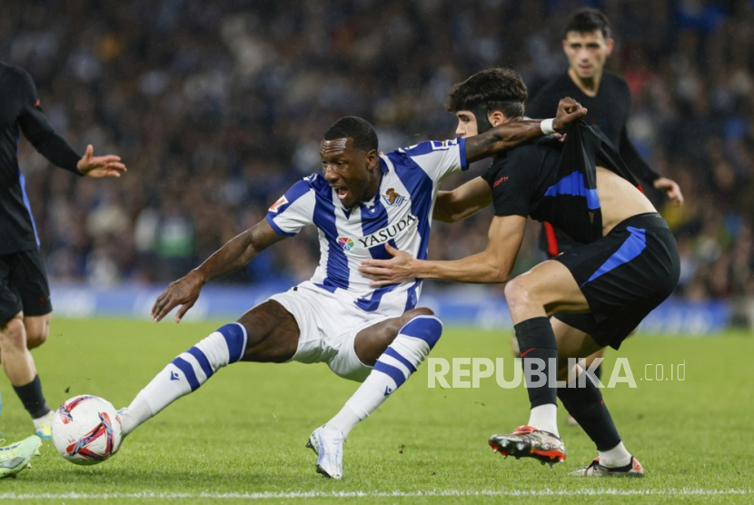 Pemain Real Sociedad Sheraldo Becker (kiri) beraksi melawan Pau Cubarsi dari FC Barcelona selama pertandingan sepak bola La Liga Spanyol di Stadion Anoeta, San Sebastian, Senin (11/11/2024) dini hari WIB., Real Sociedad menang 1-0 lewat gol Becker.