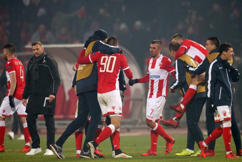 Pemain Red Star merayakan kemenangan setelah pertandingan melawan FC Cologne pada Grup H Liga Europa di Beograd, Serbia, Kamis (8/12) dini hari WIB. 