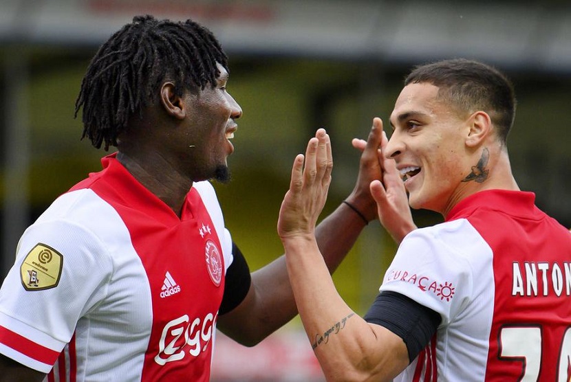 Pemain remaja Ajax Lassina Traore (kiri) merayakan gol bersama pemain lainnya. Klub raksasa Belanda, Ajax Amsterdam, mencatat kemenangan terbesar dalam sejarah Eredivisie dengan kemenangan 13-0 atas tim papan tengah VVV-Venlo yang bermain dengan 10 pemain.