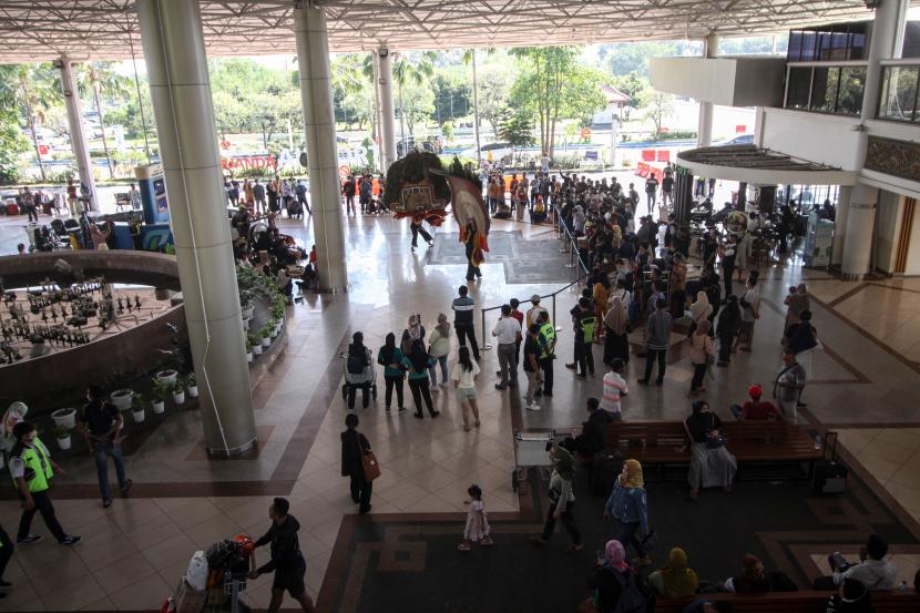 Pemain Reog Ponorogo tampil di Bandara Internasional Juanda Surabaya di Sidoarjo, Jawa Timur, Kamis (21/7/2022). PT Angkasa Pura I (AP I) mencatat dari 15 bandara yang dikelola, ada tiga bandara dengan kesibukan tertinggi sepanjang Maret 2023.