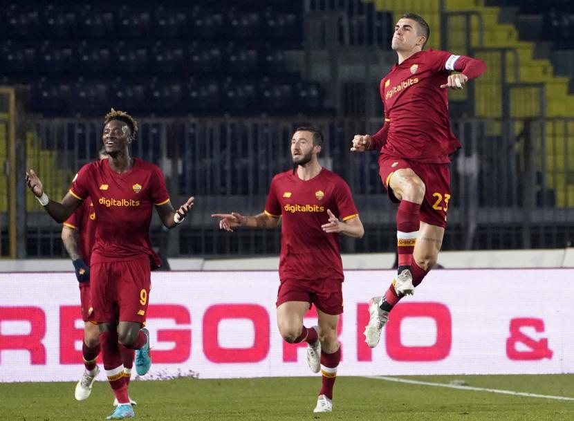 Pemain Roma Gianluca Mancini melakukan selebrasi setelah mencetak gol pada pertandingan sepak bola Serie A antara Empoli dan Roma di stadion Castellani di Empoli, Italia, Senin (24/1/2022).