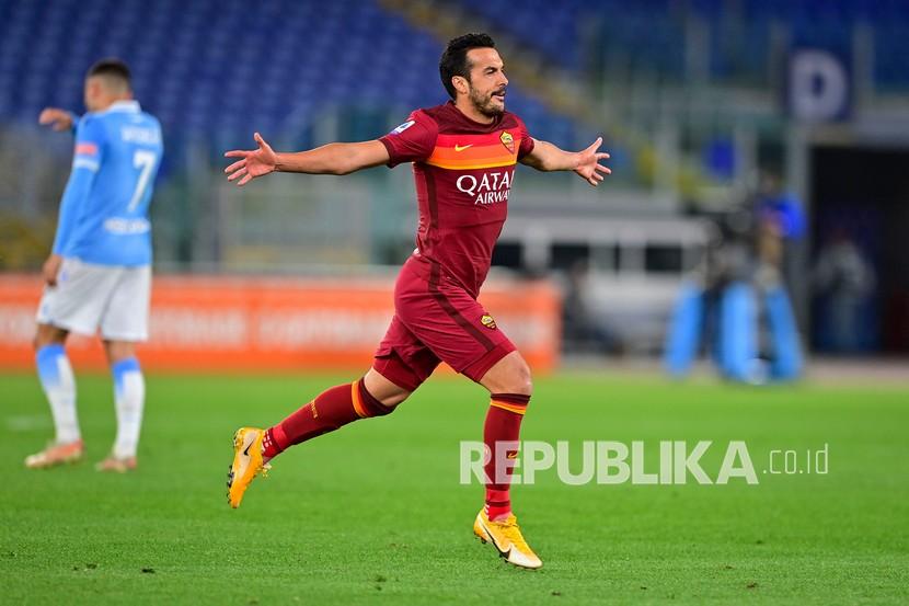 Pemain Roma Pedro melakukan selebrasi setelah mencetak gol kedua timnya pada pertandingan sepak bola Serie A Italia antara Roma dan Lazio, di Stadion Olimpiade Roma, Ahad (16/5). 