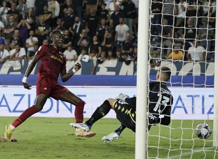 Pemain AS Roma Tammy Abraham, kiri, mencetak gol dalam pertandingan sepak bola Serie A Italia antara Empoli dan Roma, di Empoli, Italia, Senin, 12 September 2022. 