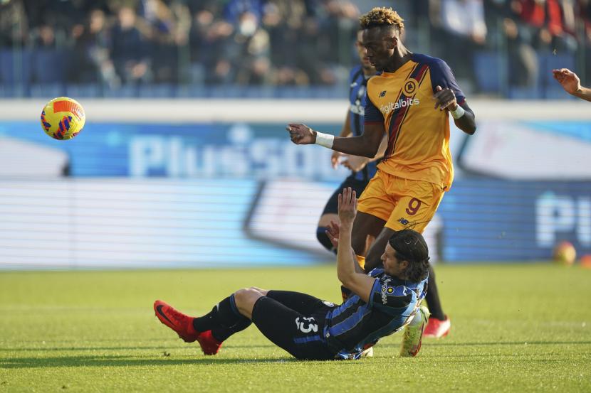 Pemain Roma Tammy Abraham, top, mencetak gol selama pertandingan sepak bola Serie A antara Calcio Atalanta dan AS Roma di Stadion Gewis, Bergamo, Italia, Sabtu 18 Desember 2021.