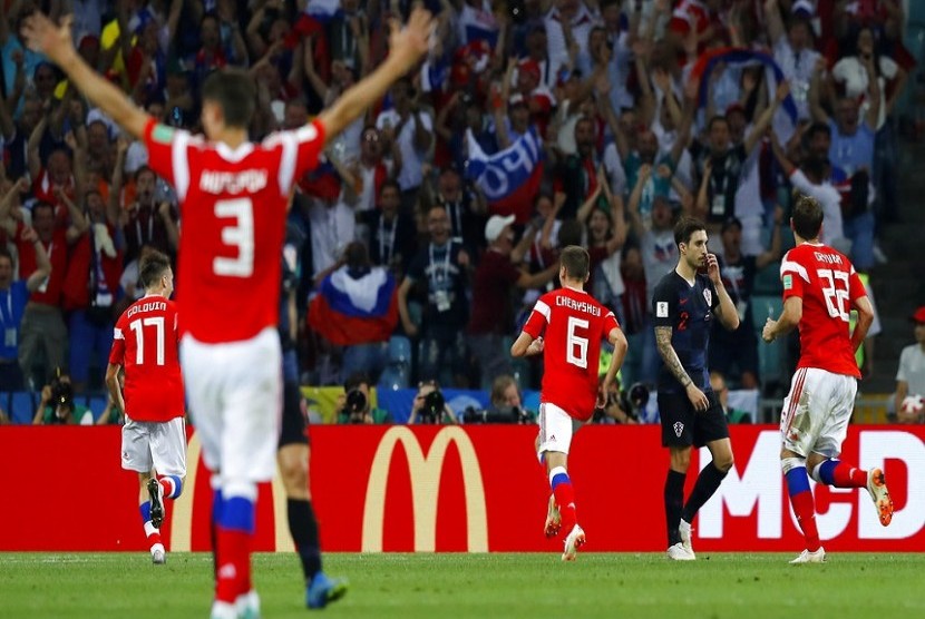 Pemain Rusia Denis Cheryshev (ketiga dari kanan) merayakan gol usia menjebol gawang Kroasia dalam pertandingan perempat Final Piala Dunia 2018. 
