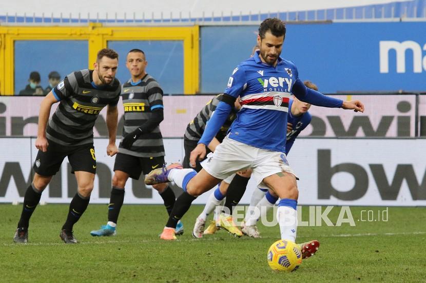 Pemain Sampdoria Antonio Candreva mencetak gol lewat tendangan penalti ke gawang Inter Milan. Sampdoria mengalahkan Inter 2-1.
