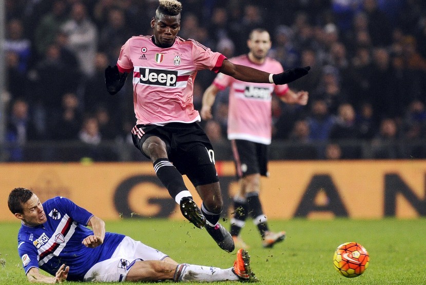 Pemain Sampdoria Niklas Moisander (kiri) sedang beraksi menghadapi bomber Juventus Paul Pogba 