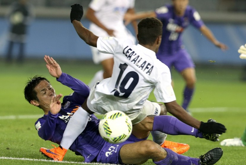 Pemain Sanfrecce Hiroshima, Tsukasa Shiotani (kiri), berebut bola dengan pemain Auckland City FC, Micah Leaalafa, dalam pertandingan pembuka Piala Dunia Klub di Yokohama, Jepang, Kamis (10/12).  