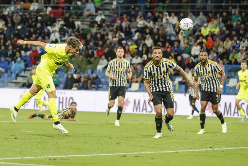 Pemain Sassuolo Andrea Pinamonti mencetak gol timnya ke gawang Juventus dalam lanjutan Serie A Liga Italia. Sassuolo mengalahkan Juventus 4-2.