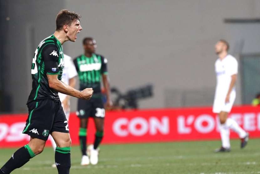 Pemain Sassuolo Giangiacomo Magnani merayakan keberhasilan timnya menaklukkan Inter Milan 1-0 pada laga Serie A, Senin (20/8) dini hari WIB.