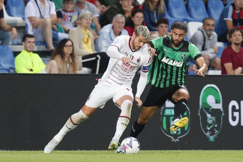 Pemain Sassuolo Gregoire Defre (Kanan) dan AC Milan Theo Hernandez (kiri) pada laga US Sassuolo vs AC Milan, Rabu (31/8/2022) dini hari.