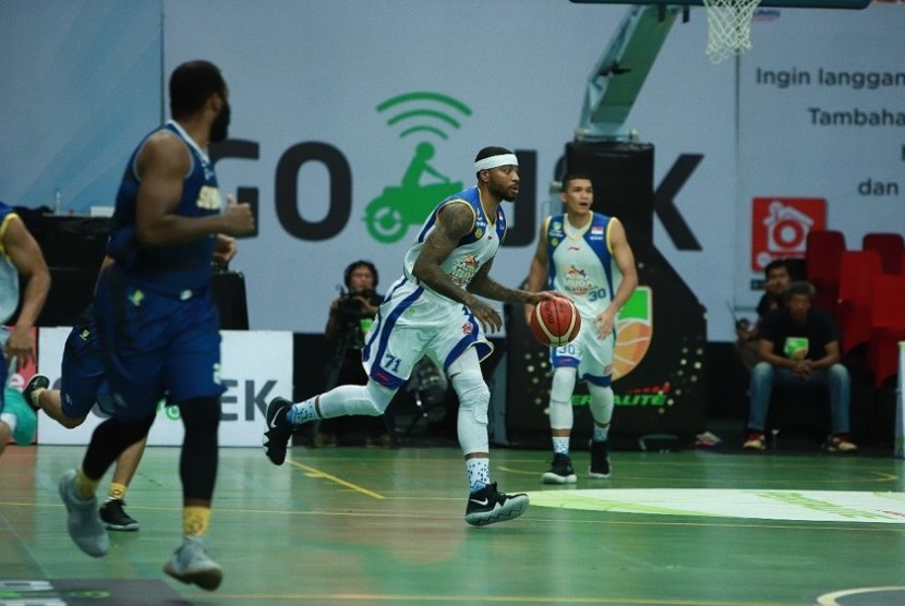 Pemain Satria Muda Pertamina Jamarr Andre Johnson membawa bola saat menghadapi Siliwangi Bandung pada pertandingan IBL Pertalite di Yogyakarta, Jumat (26/1).