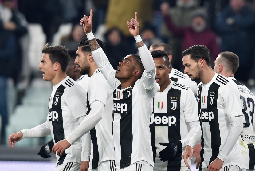 Pemain sayap Juventus Douglas Costa (ketiga kiri) merayakan golnya ke gawang Chievo.