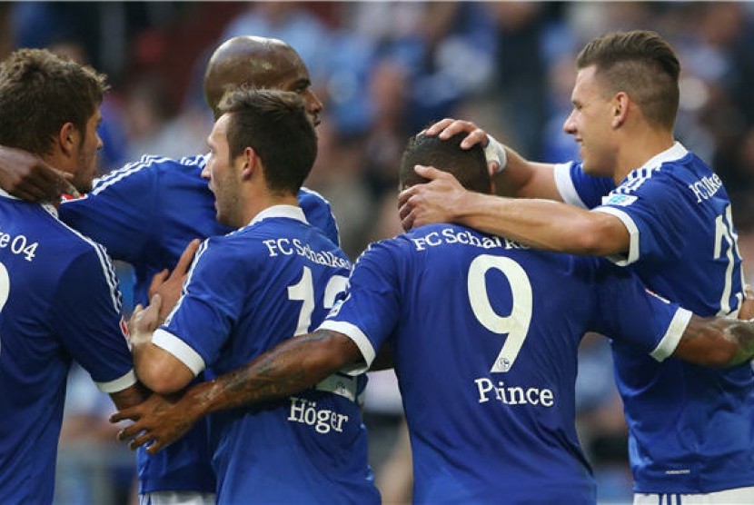 Pemain Schalke 04 melakukan selebrasi usai menjebol gawang Bayer Leverkusen dalam laga Bundesliga di Veltins-Arena, Gelsenkirchen, Jerman, Sabtu (31/8). 