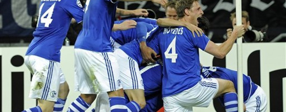 Pemain Schalke 04 menyerbu Raul Gonzalez yang membuka kemenangan timnya atas Inter Milan.