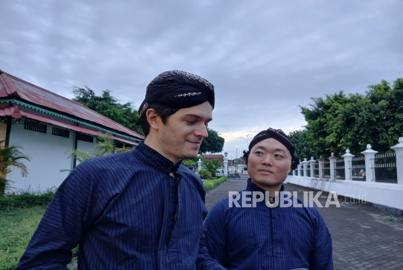 Pemain Selo Empire Wild, Mitch Lyon dan Ken James Kubota, pada Latihan Terbuka di Kagungan Pagelaran, Keraton Yogyakarta, Senin (9/12/2024)