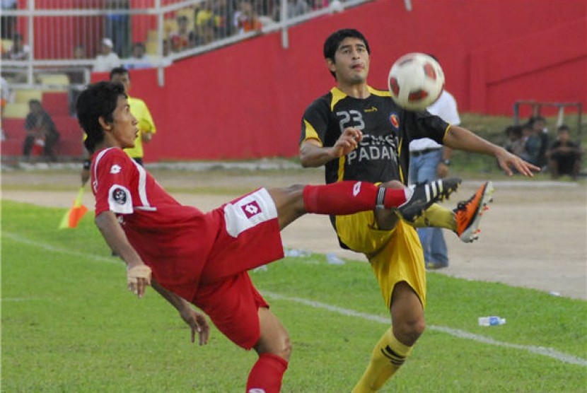 Pemain Semen Padang FC, Esteban Vizcarra (kanan), berebut bola dengan pemain PSPS Pekanbaru, Amrizal, pada laga Solidarity Game di Stadion H.Agus Salim, Padang, Sumbar. 