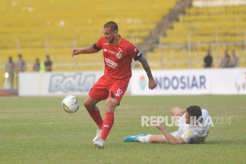 Pemain Semen Padang FC Flavio Beck Junior (kiri) berebut bola dengan pemain PS Sleman G Batata (kanan) pada pertandingan putaran kedua Liga 1 2019, di Stadion GOR H Agus Salim, Padang, Sumatera Barat, Jumat (13/9/2019).