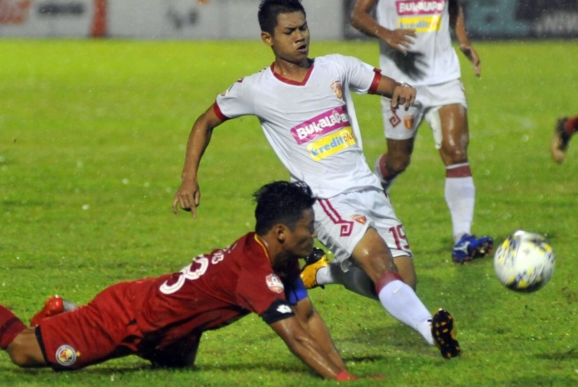 Pemain Semen Padang FC Irsyad Maulana (kiri) berebut bola dengan bek Perseru Badak Lampung FC Syahrul Mustofa pada pertandingan Liga 1 2019 di Stadion GOR H Agus Salim Padang, Sumatra Barat, Jumat (21/6).