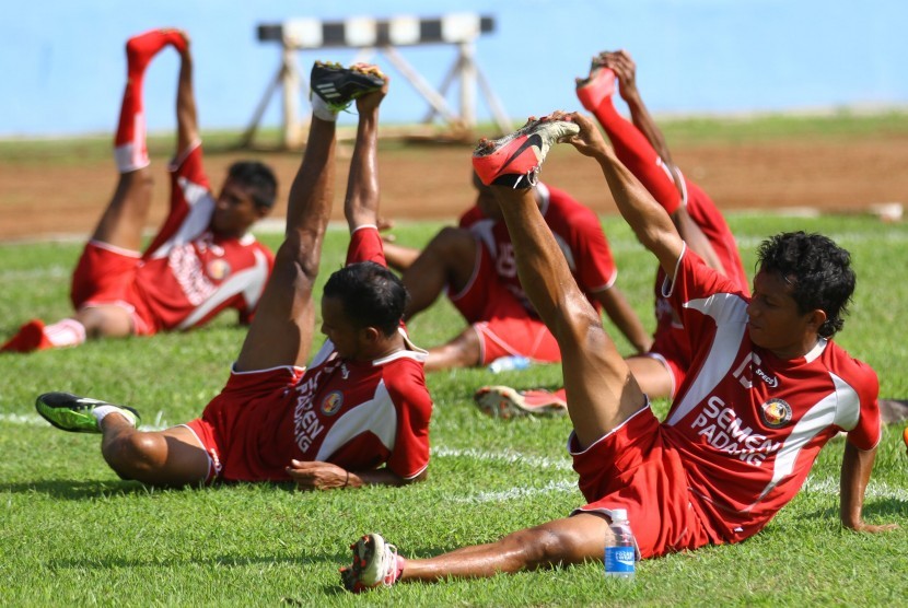 Pemain Semen Padang FC menggelar latihan. (ilustrasi) 