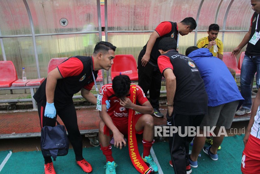 Pemain Semen Padang FC tak kuasa meluapkan kesedihannya setelah timnya dipastikan terdegradasi ke Liga 2 tahun 2018 nanti. 