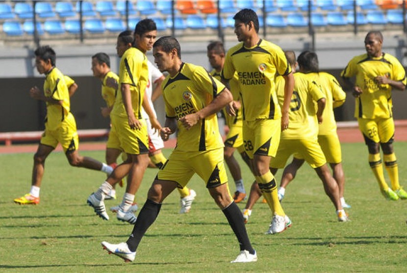 Pemain Semen Padang melakukan latihan ketika uji coba lapangan. 