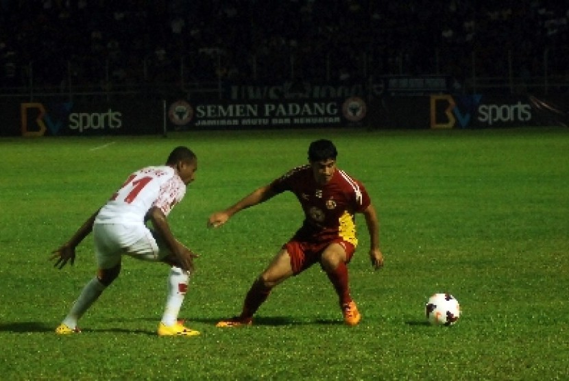 Pemain Semen Padang (SP), Esteban Vizcarra (kanan).