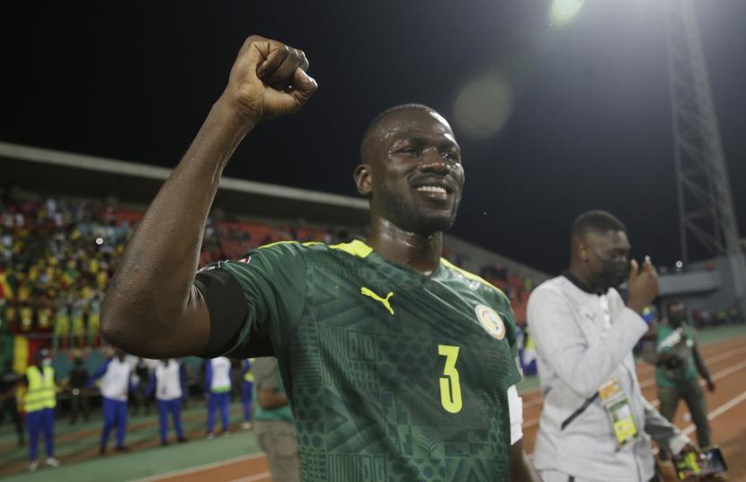 Pemain Senegal Kalidou Koulibaly, melakukan selebrasi pada akhir pertandingan babak 16 besar Piala Afrika 2022 antara Senegal dan Tanjung Verde di Stadion Kouekong, Bafoussam, Kamerun, Selasa, 25 Januari 2022.