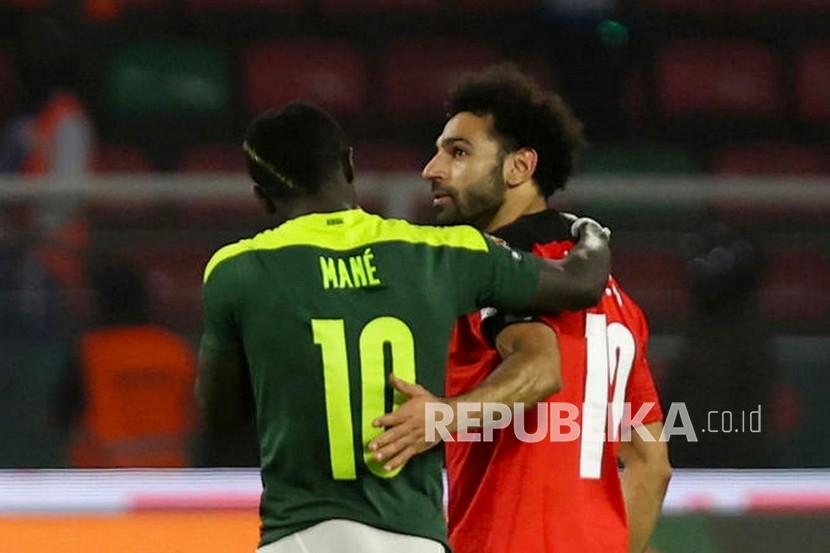 Pemain Senegal Sadio Mane (kiri) dari pemain Mesir Mohamed Salah (kanan).