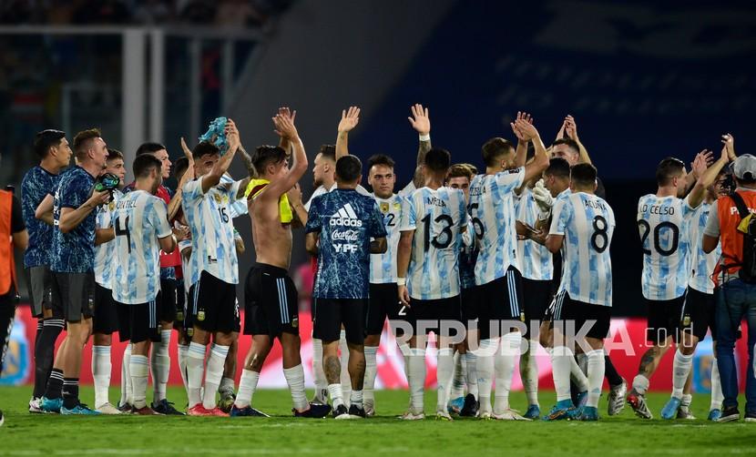  Para pemain sepak bola timnas Argentina merayakan kemenangan 1-0 melawan Kolombia pada akhir pertandingan sepak bola kualifikasi Piala Dunia FIFA Qatar 2022 di Stadion Mario Alberto Kempes di Cordoba, Argentina, Rabu (2/2/2022) pagi WIB.