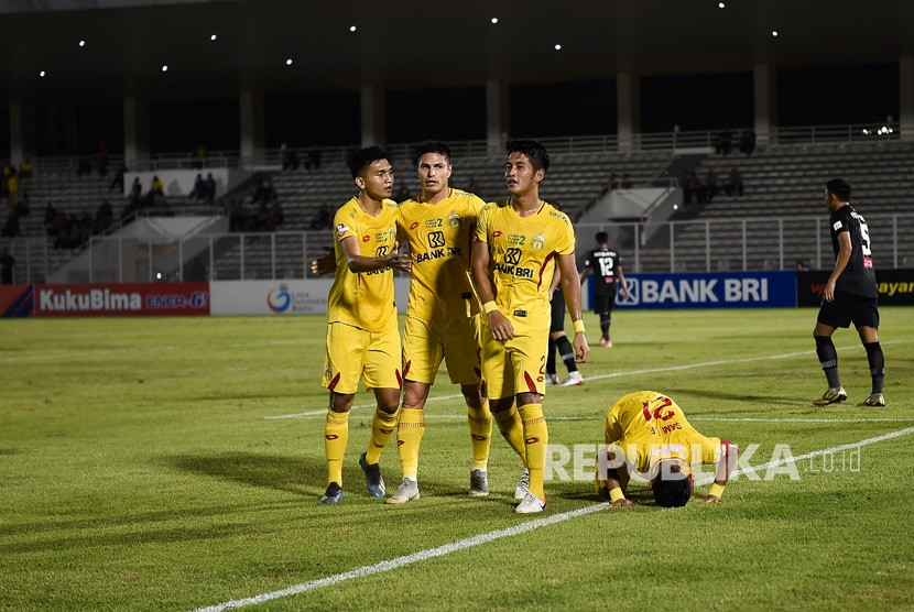 Pemain sepak bola Bhayangkara FC melakukan selebrasi usai mencetak gol ke gawang Tira Persikabo pada pertandingan lanjutan Liga 1 di Stadion Madya Gelora Bung Karno, Jakarta, Kamis (4/7/2019).