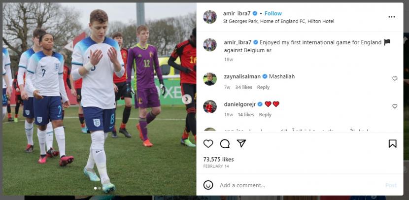 Pemain sepak bola Manchester Academy Amir Ibragimov berdoa sebelum bertanding